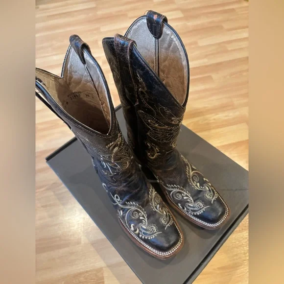 Women's Embroidered Ariat Western Boots - Picture 1 of 16